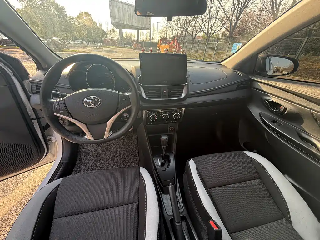 Toyota Yaris L — фото 8
