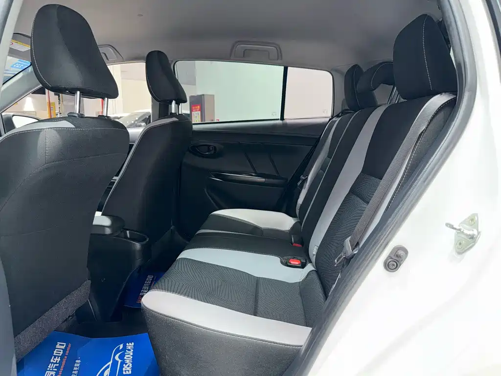 Toyota Yaris L — фото 7
