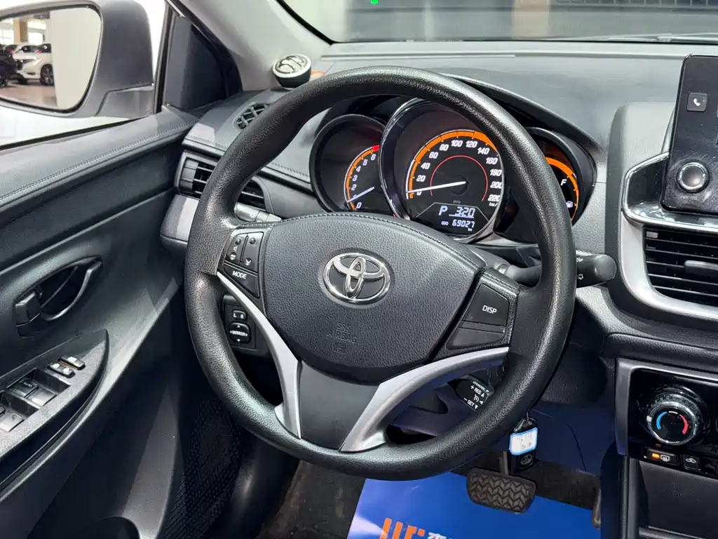 Toyota Yaris L — фото 9
