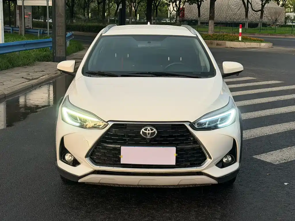 Toyota Yaris L — фото 2