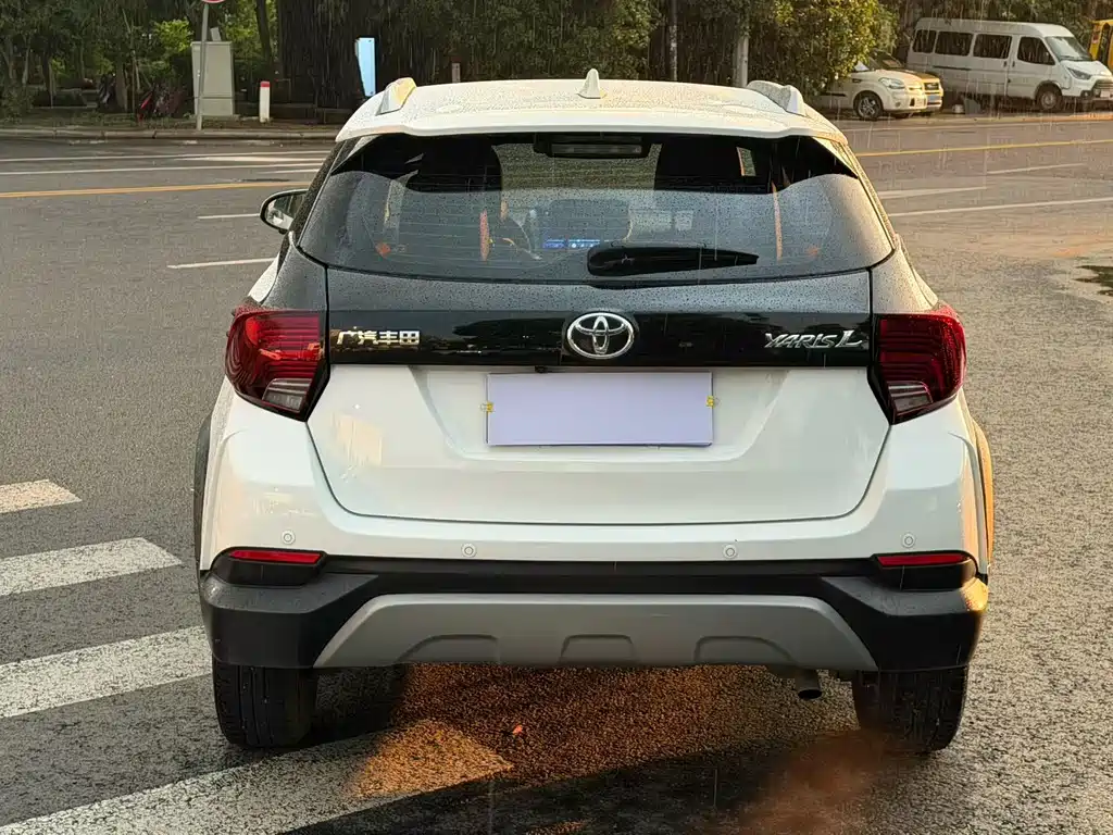Toyota Yaris L — фото 4