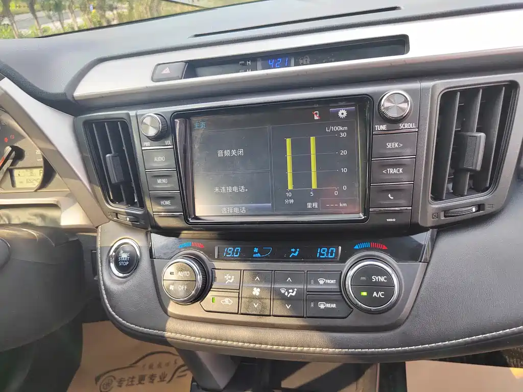 Toyota RAV4 — фото 11