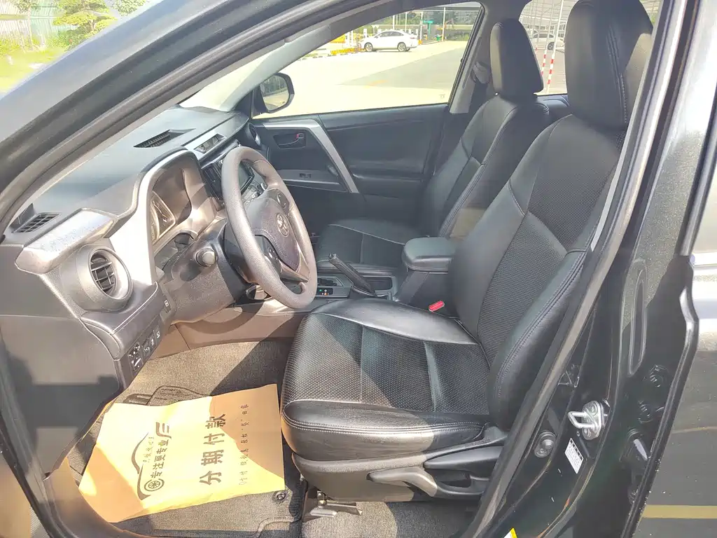 Toyota RAV4 — фото 13