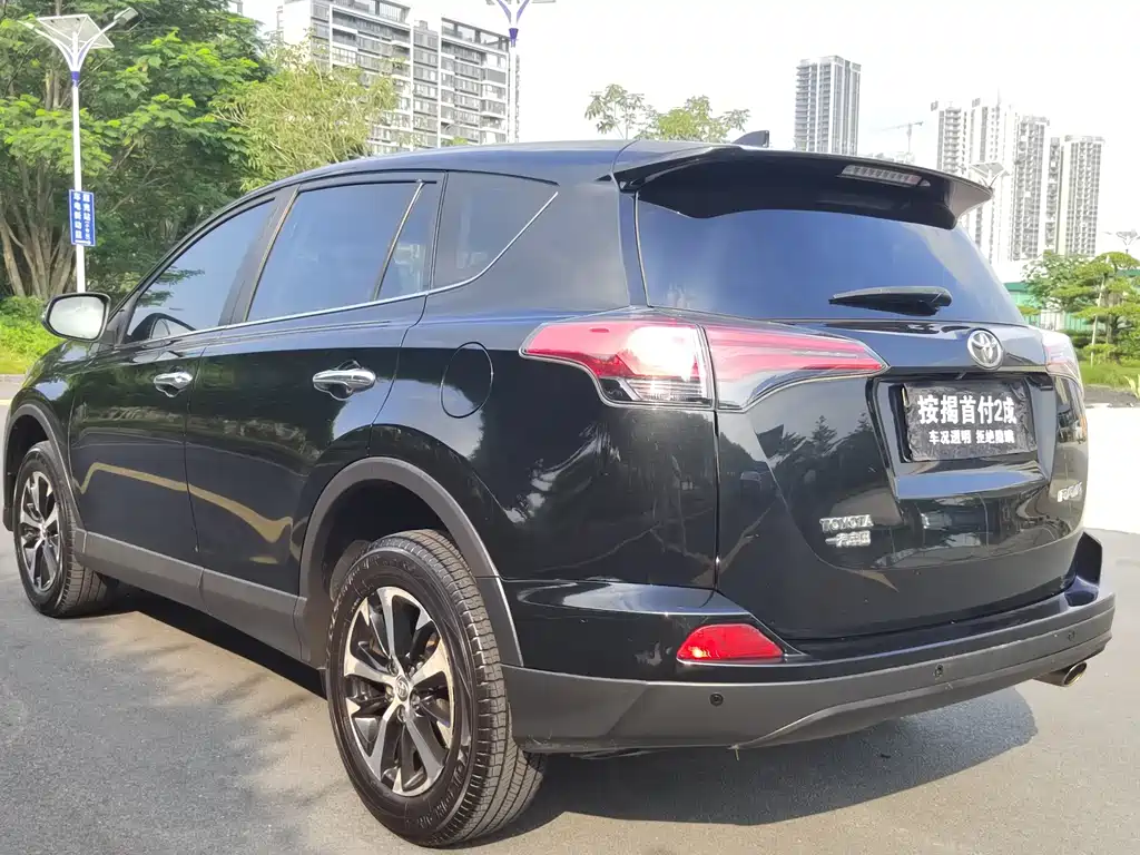 Toyota RAV4 — фото 6