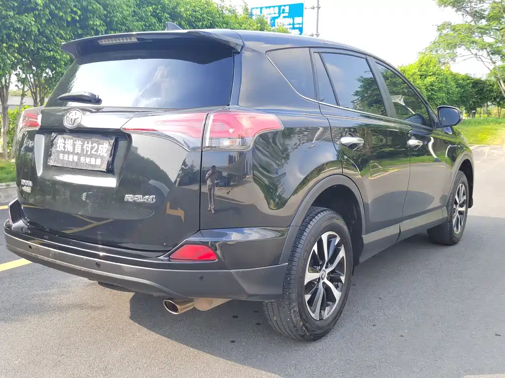 Toyota RAV4 — фото 7