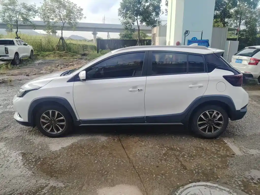 Toyota Yaris L — фото 3