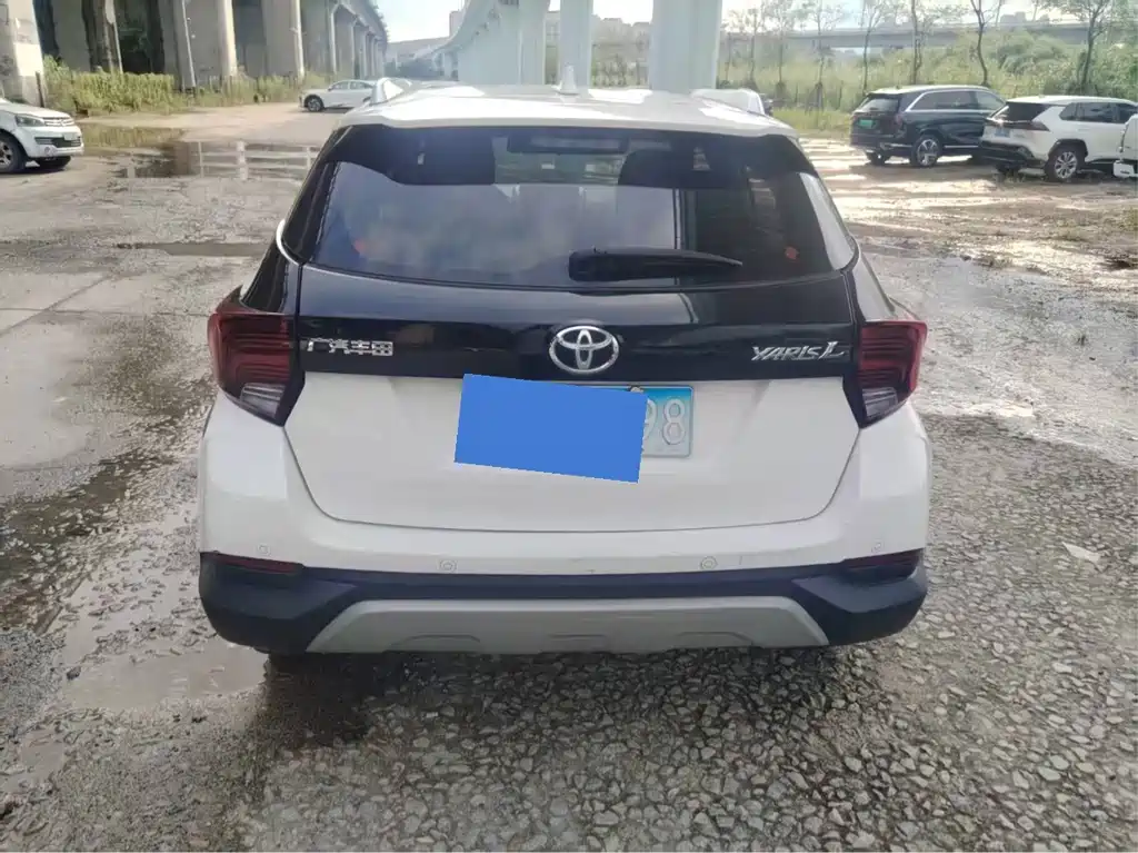 Toyota Yaris L — фото 4