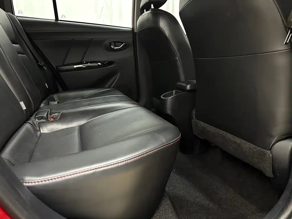 Toyota Yaris L — фото 11