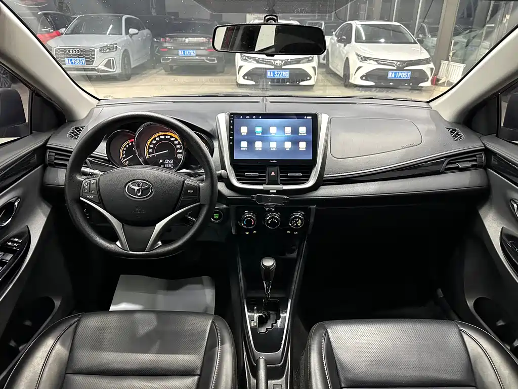Toyota Yaris L — фото 13