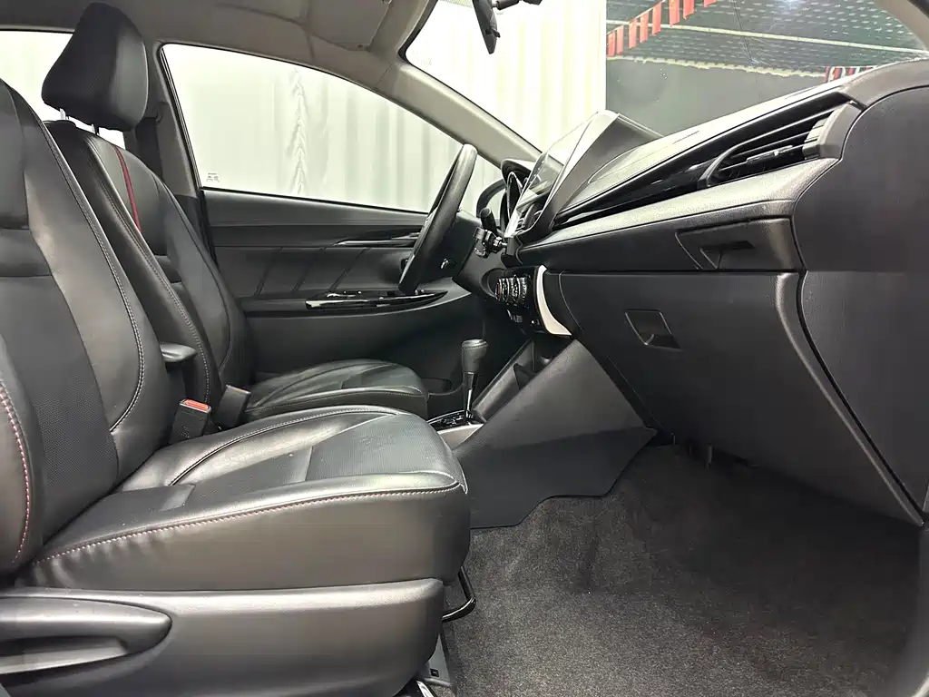 Toyota Yaris L — фото 10
