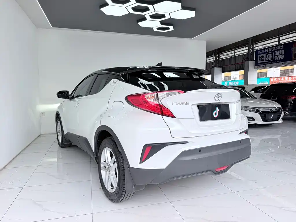 Toyota C-HR — фото 9