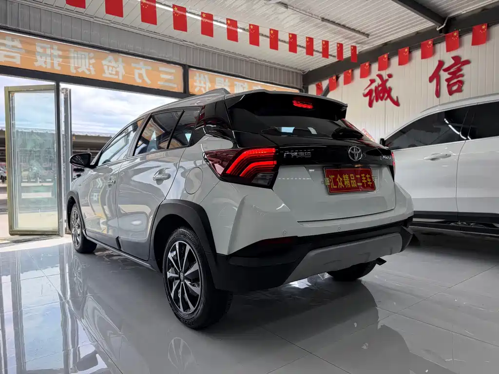 Toyota Yaris L — фото 4