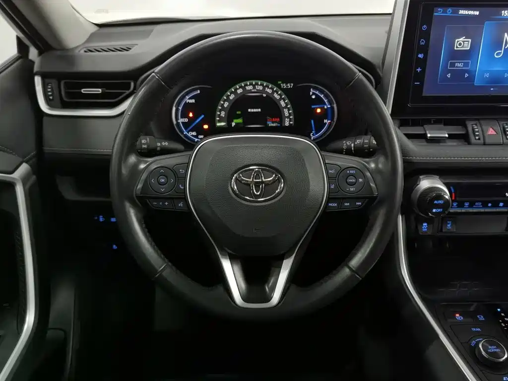 Toyota RAV4 — фото 11