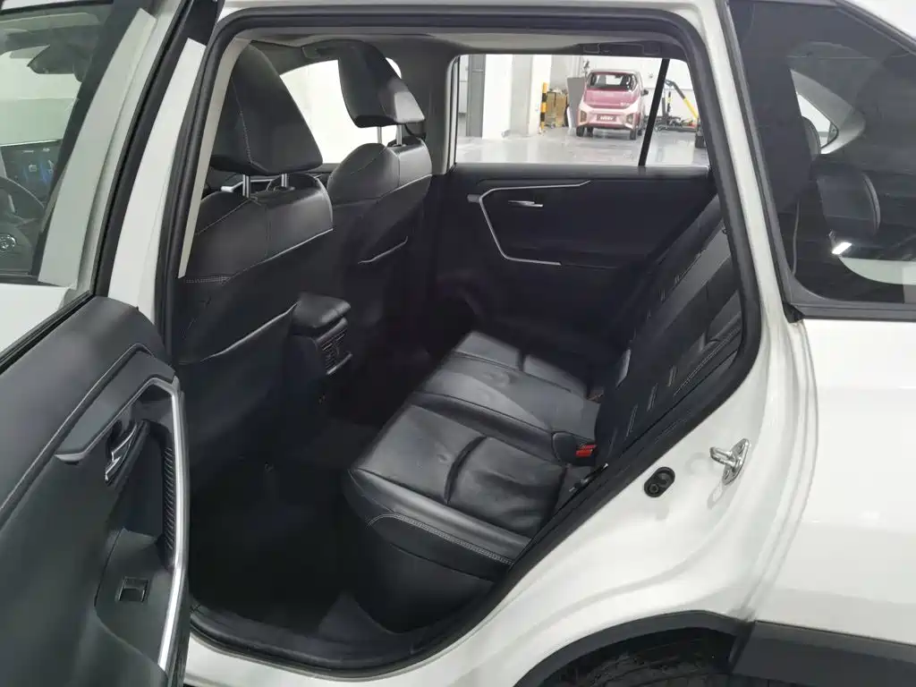 Toyota RAV4 — фото 15