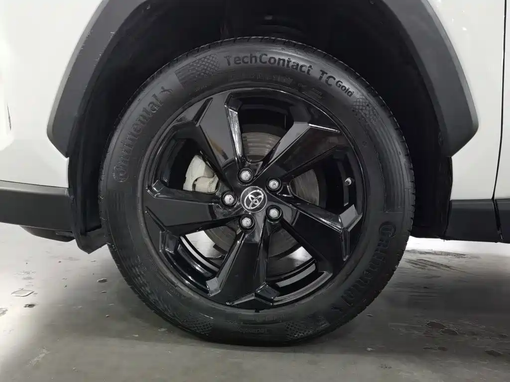 Toyota RAV4 — фото 17