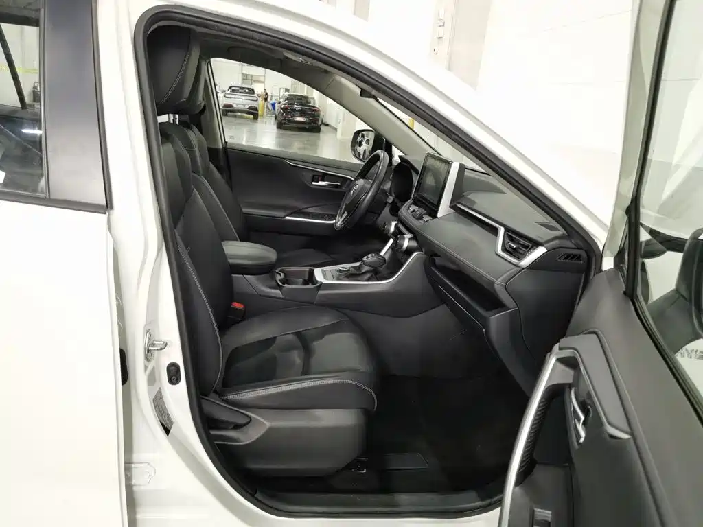 Toyota RAV4 — фото 23