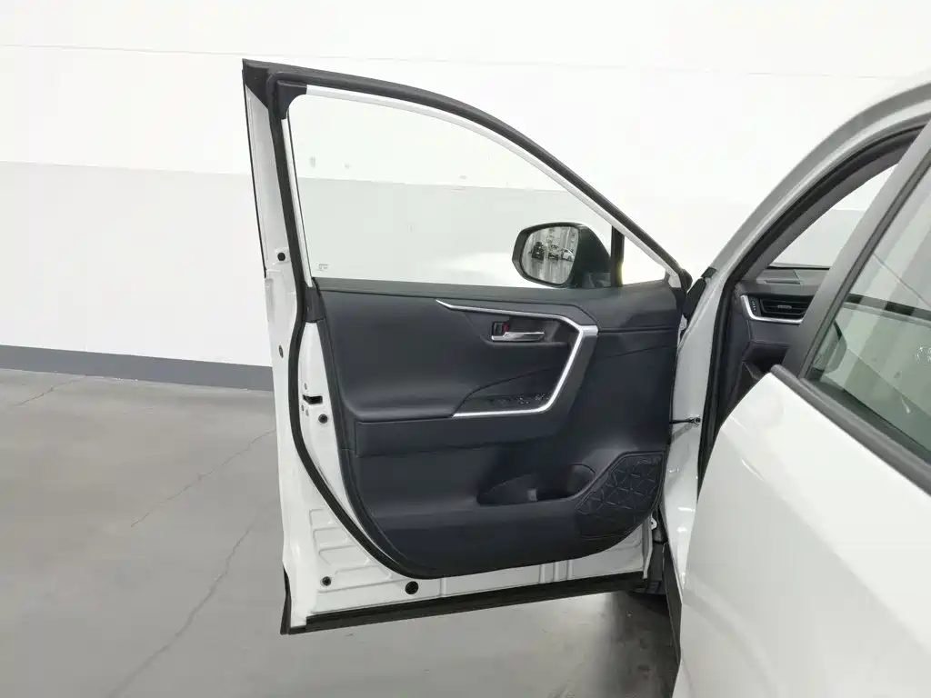 Toyota RAV4 — фото 8