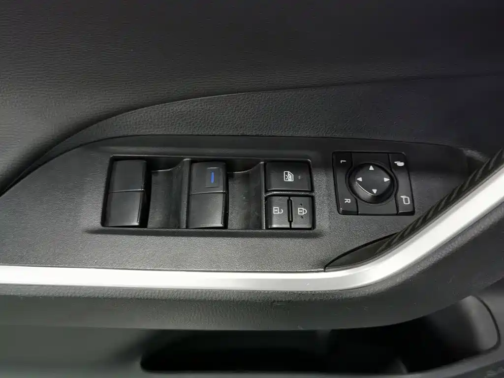 Toyota RAV4 — фото 9