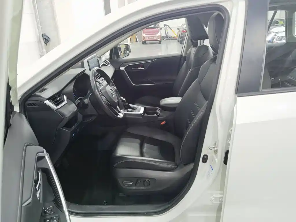 Toyota RAV4 — фото 10