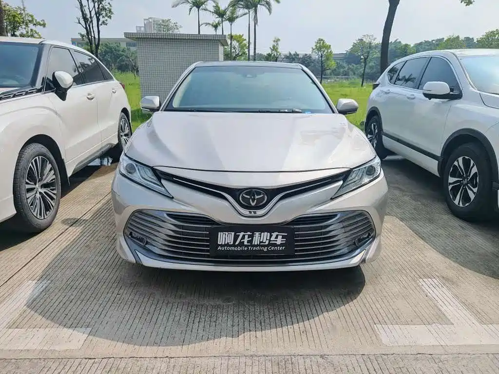 Toyota Camry — фото 2