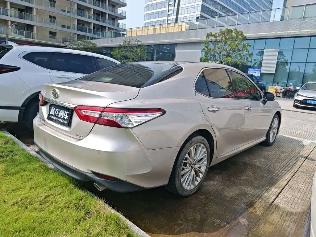 Toyota Camry — фото 8