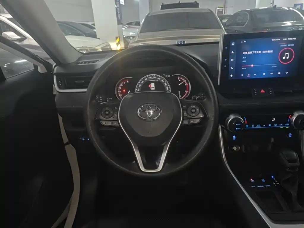 Toyota RAV4 — фото 11