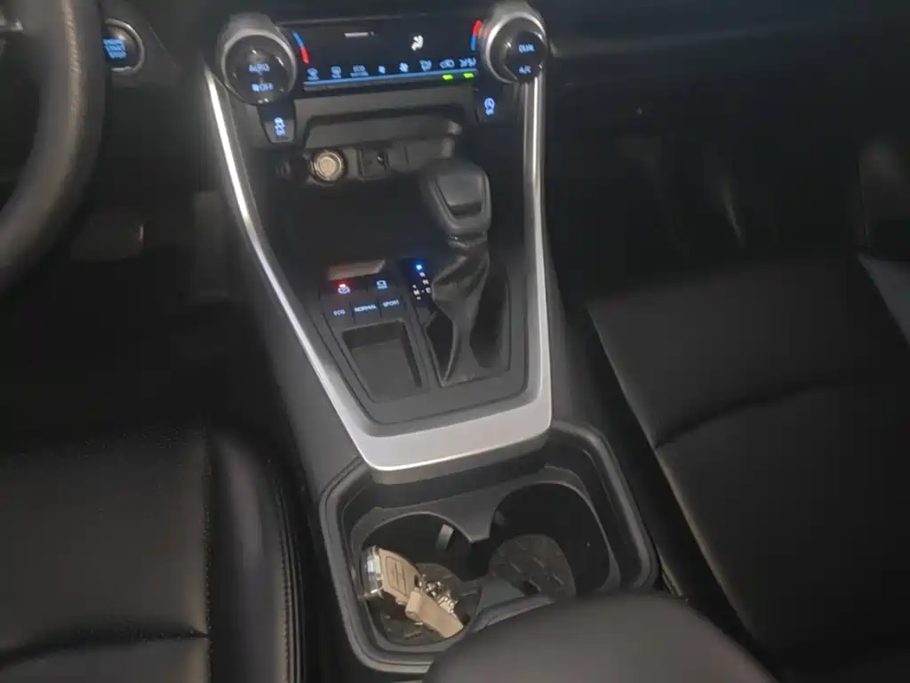 Toyota RAV4 — фото 14
