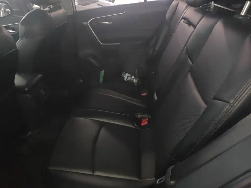Toyota RAV4 — фото 17