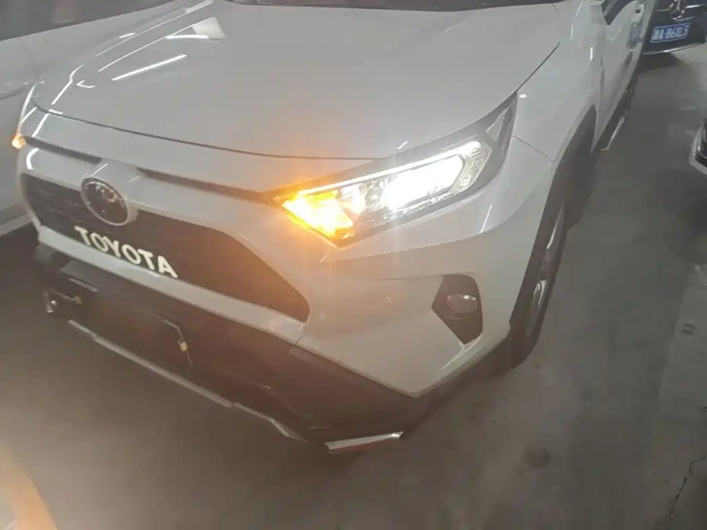 Toyota RAV4 — фото 24