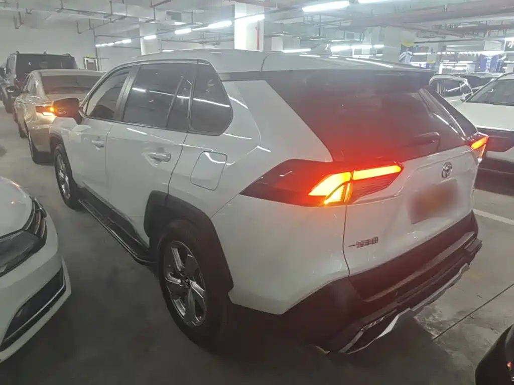 Toyota RAV4 — фото 5