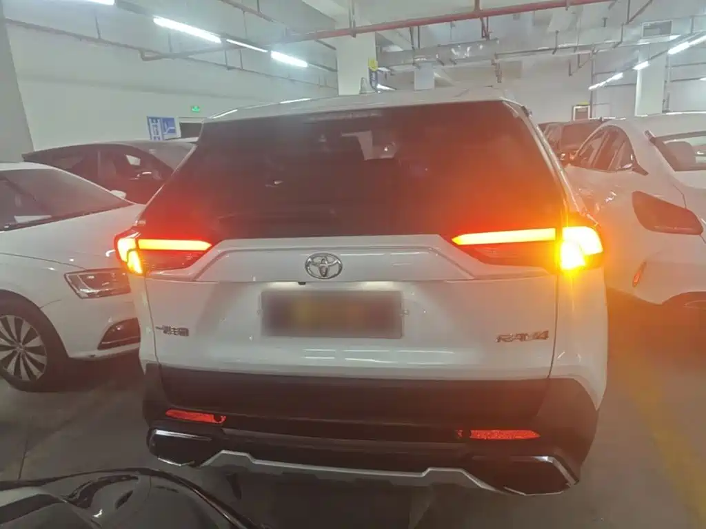 Toyota RAV4 — фото 6
