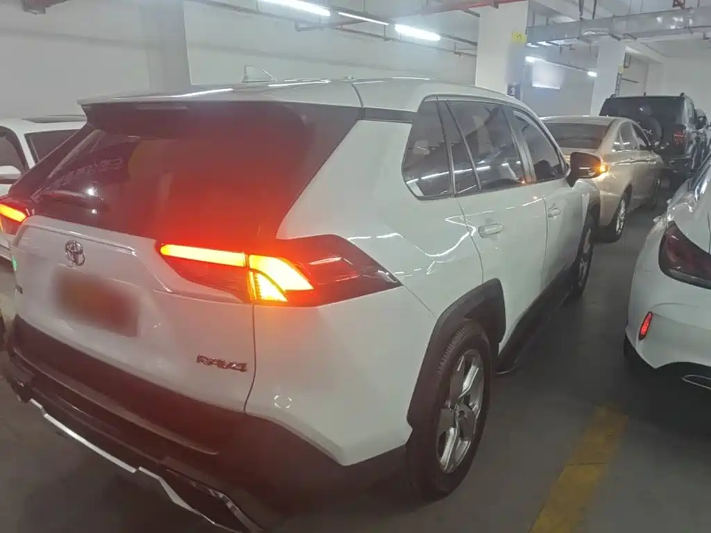 Toyota RAV4 — фото 7