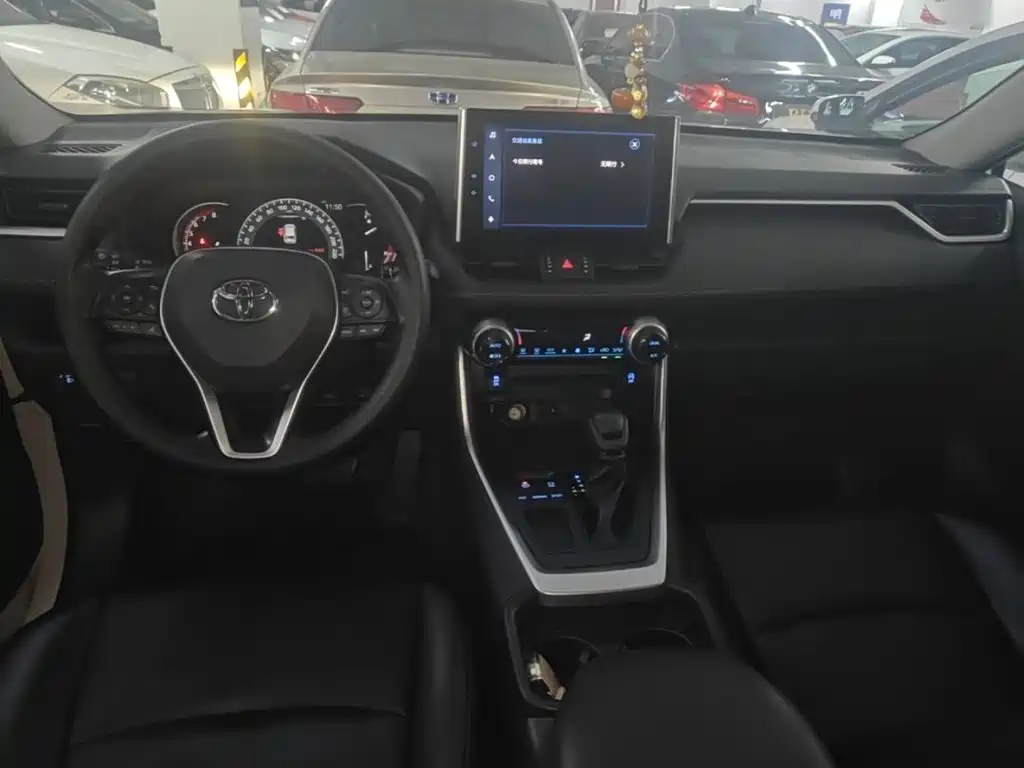 Toyota RAV4 — фото 10