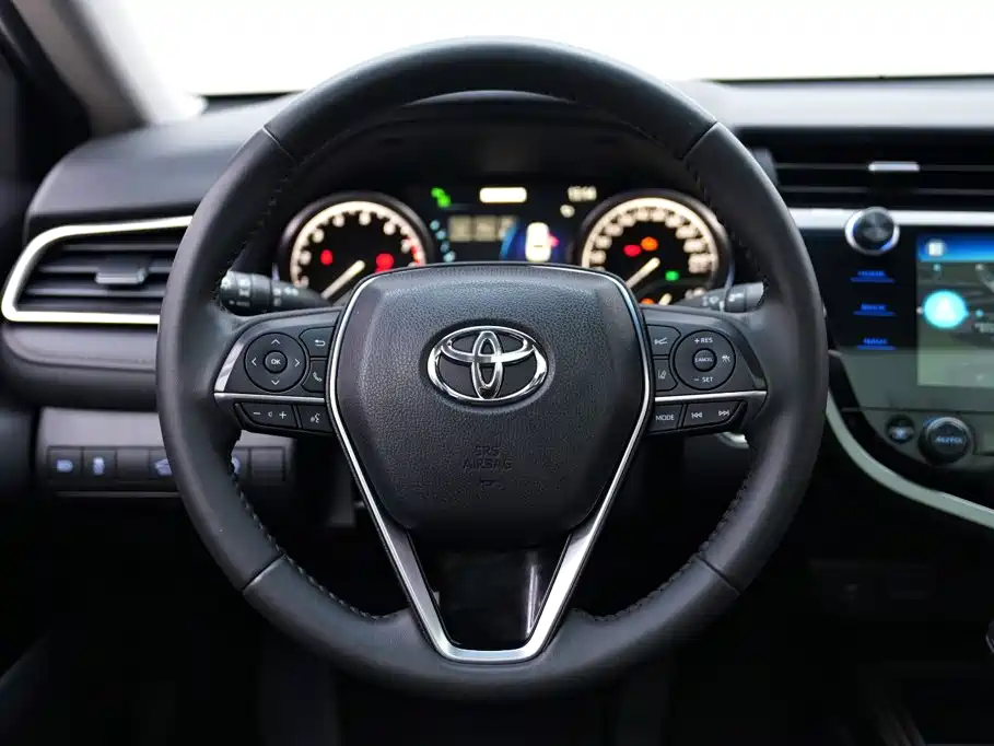 Toyota Camry — фото 11