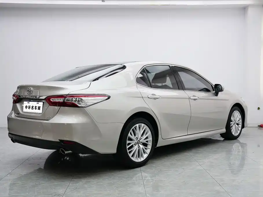 Toyota Camry — фото 17