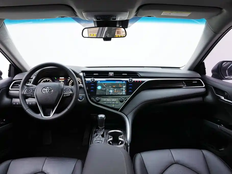 Toyota Camry — фото 9