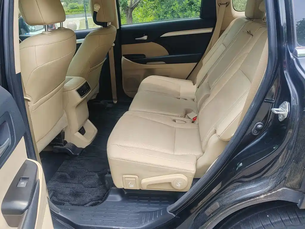 Toyota Highlander — фото 10