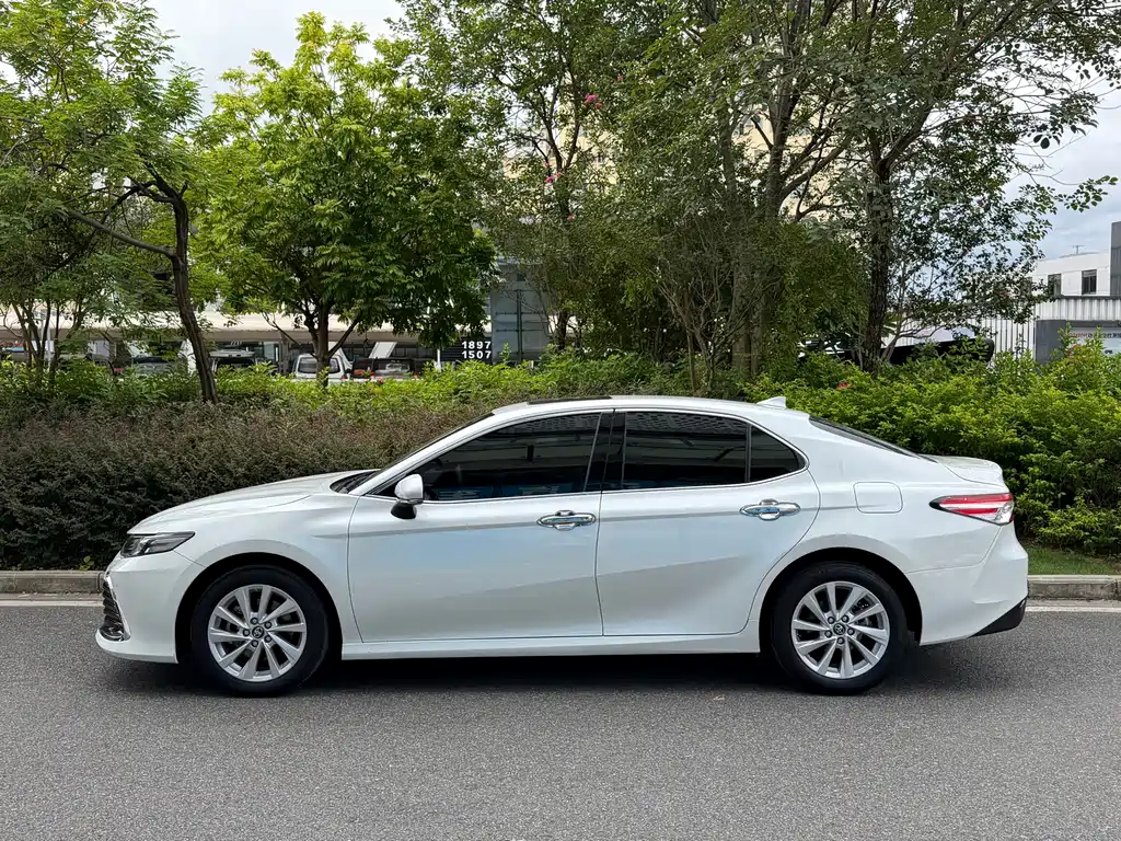 Toyota Camry — фото 3