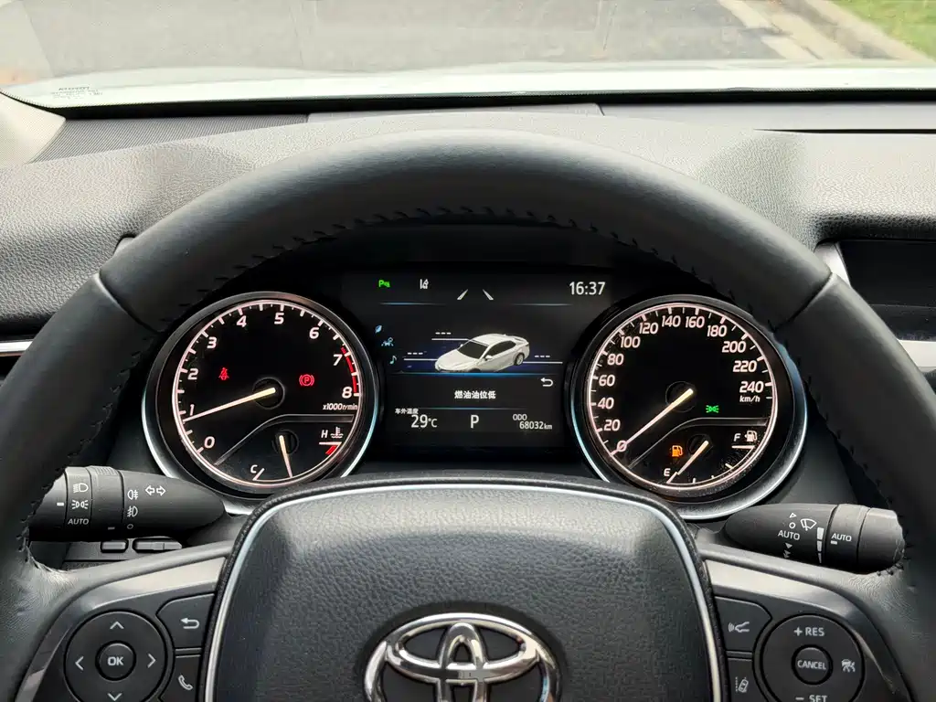 Toyota Camry — фото 9