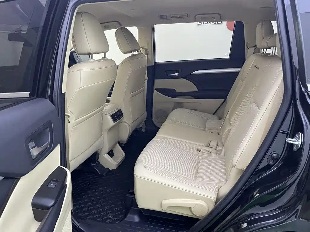 Toyota Highlander — фото 11