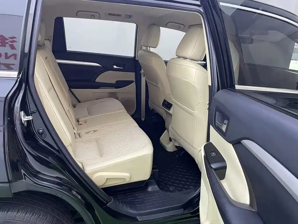 Toyota Highlander — фото 10