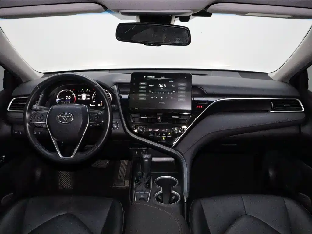 Toyota Camry — фото 15