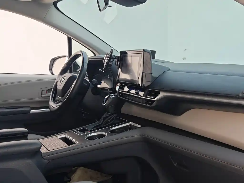 Toyota Granvia — фото 11