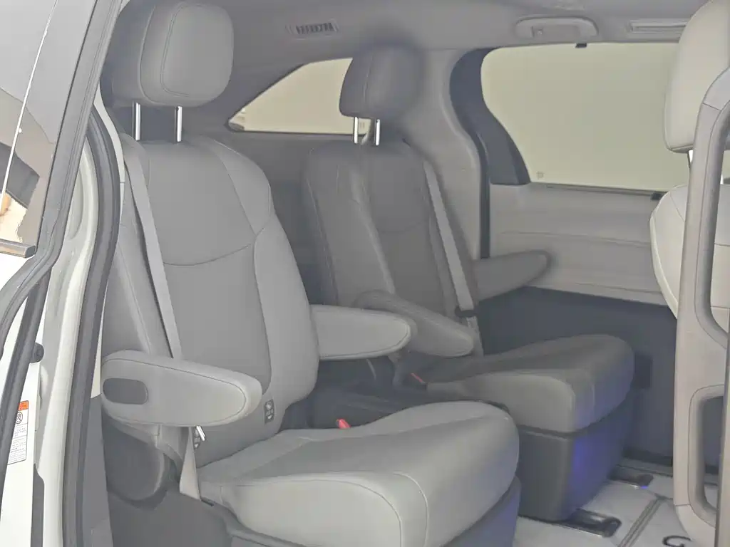Toyota Granvia — фото 13
