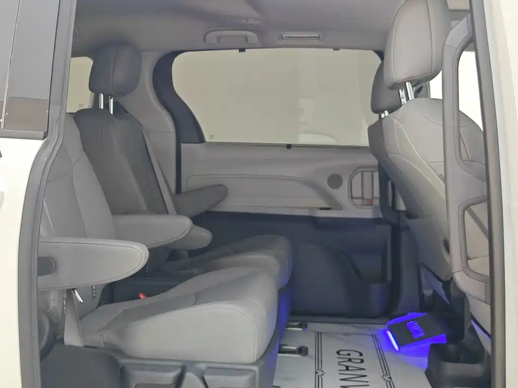 Toyota Granvia — фото 14