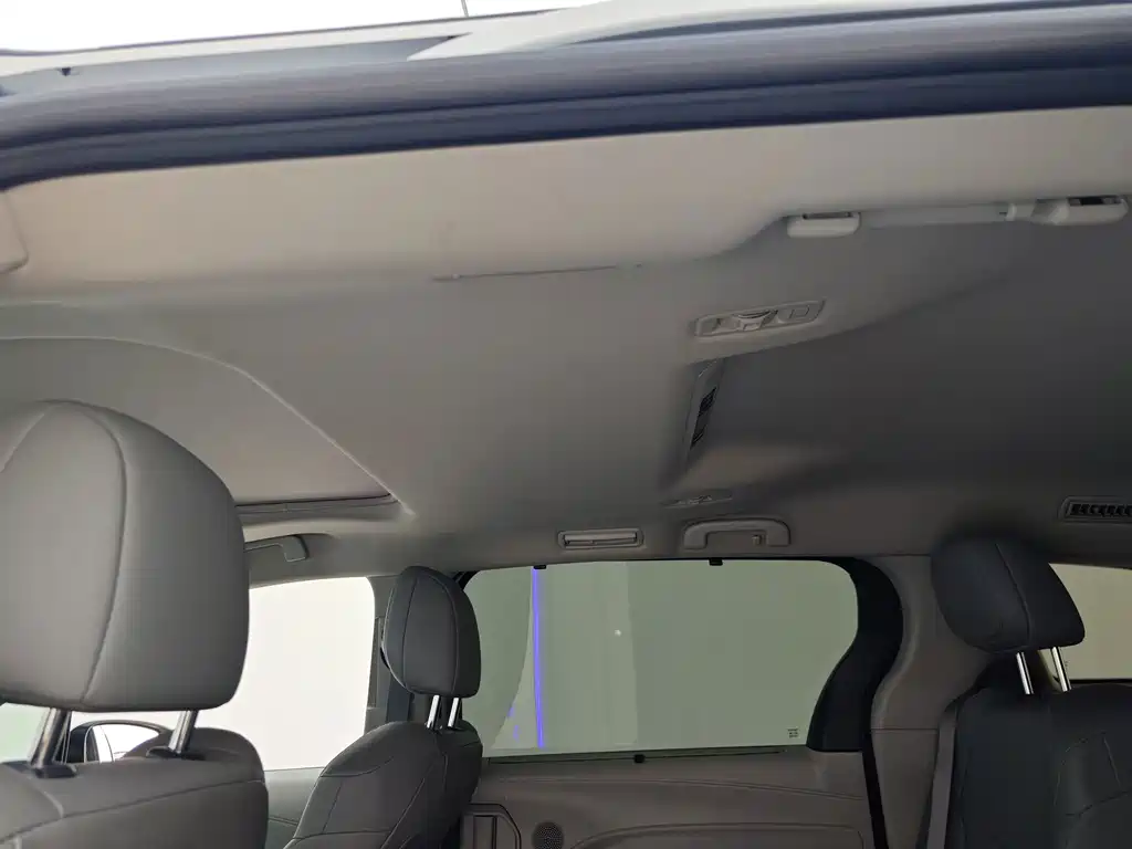Toyota Granvia — фото 21