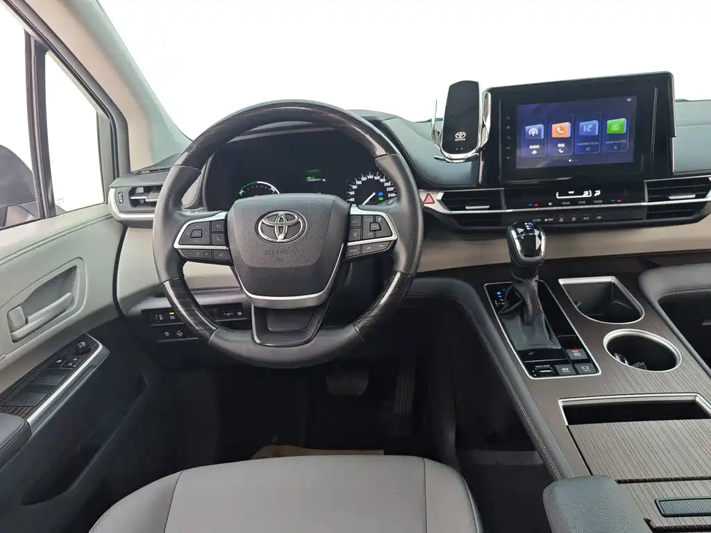 Toyota Granvia — фото 23