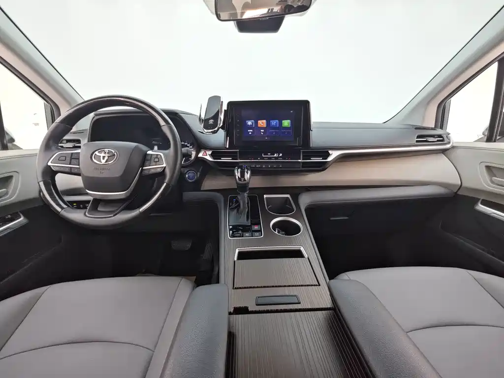 Toyota Granvia — фото 24