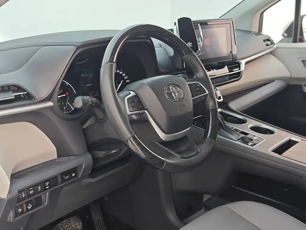 Toyota Granvia — фото 28