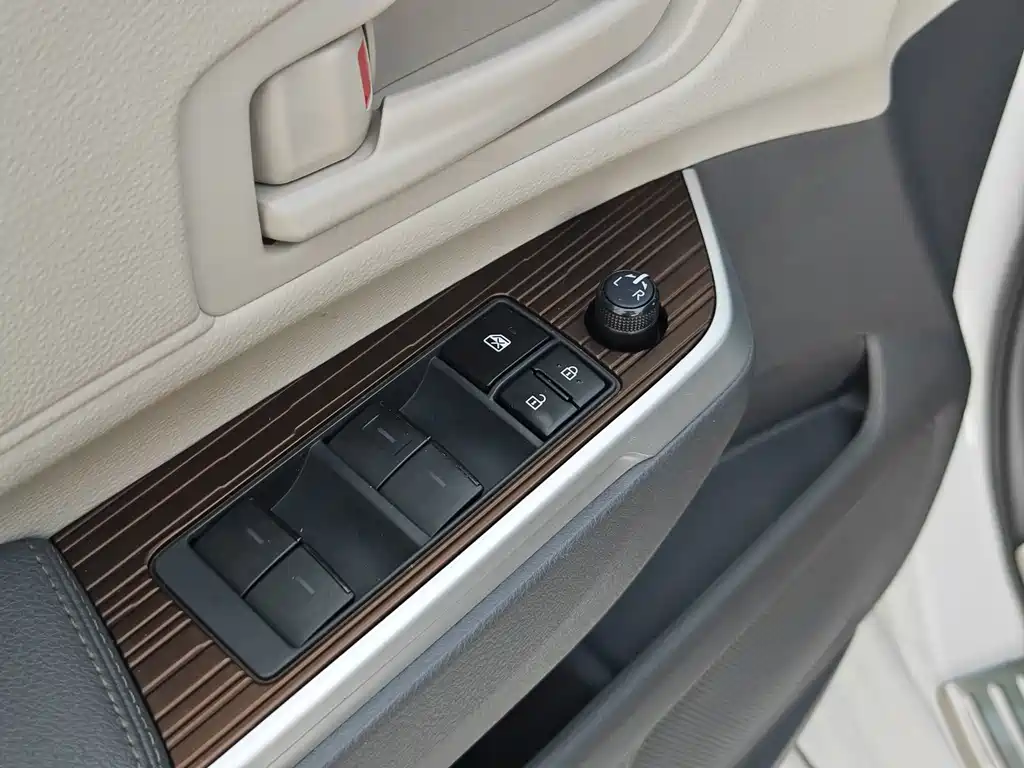 Toyota Granvia — фото 29
